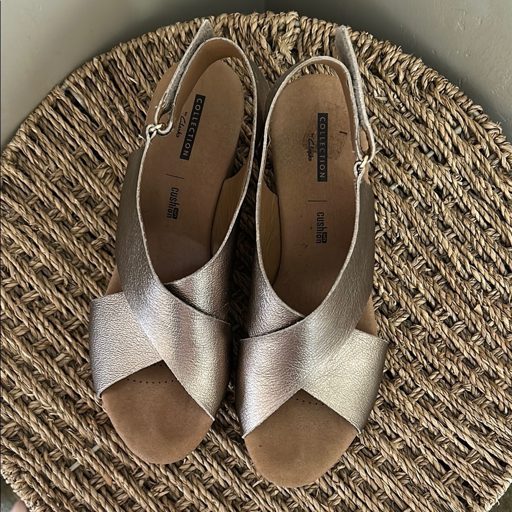 Clark’s Collection B Gold and Tan Sandals with Cross-Strap Design